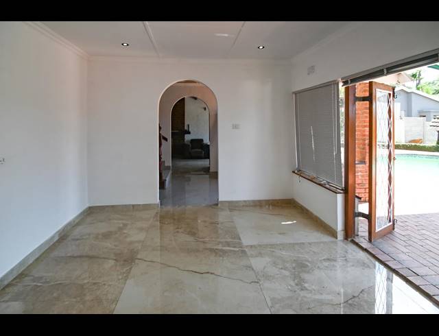 4 BEDROOM FREEHOLD TO LET IN COWIES HILL